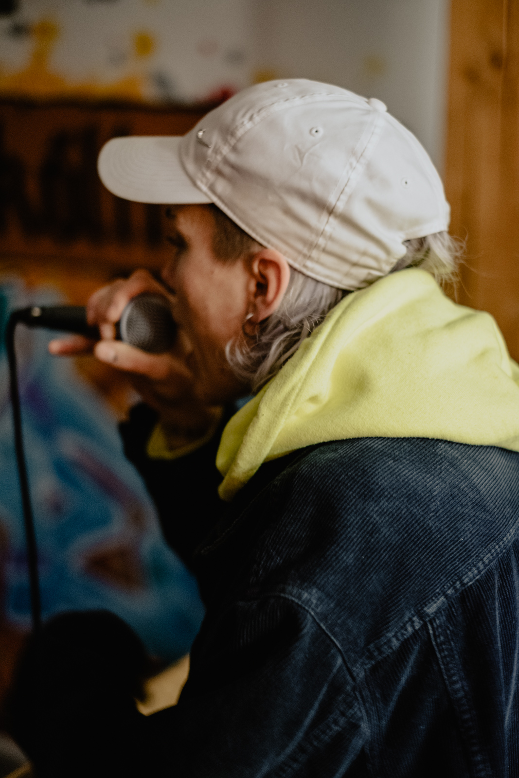 Rapperin Alice Dee rappt live mit Mikrofon.